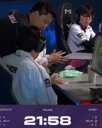 体育赛事-🎮Rich格温惊艳双杀引爆激情 不慎捏爆干燥包致比赛暂停